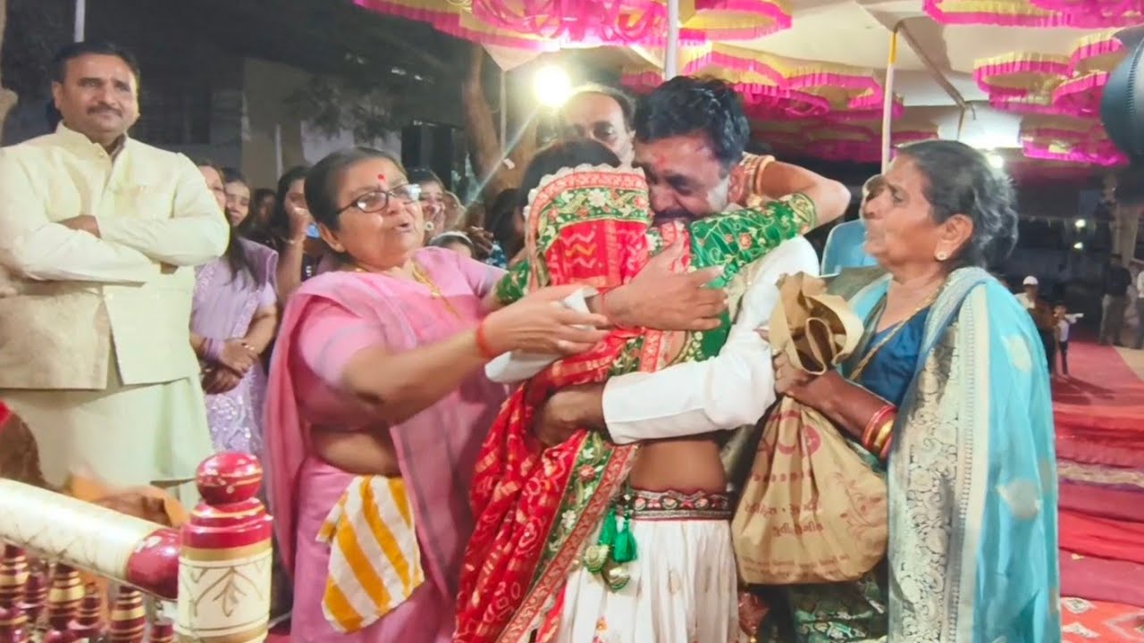 વિદાયની વેળાએ બાપ દીકરીનું કરુણ રુદન બધાને રડાવી નાખે.viday ni vela a pita putri ne kem juda karva.