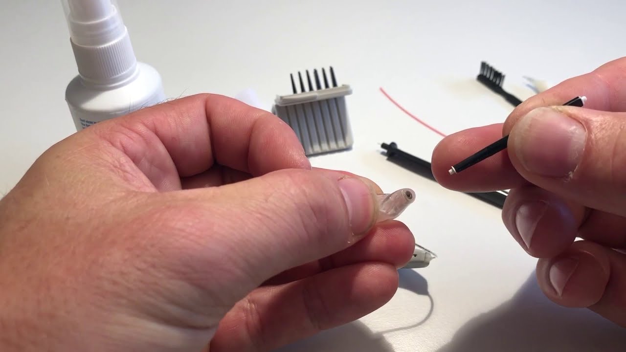 Reinigung eines Hörgeräts mit Lautsprecher und Ohrpassstück - Hörmeier's Wissen