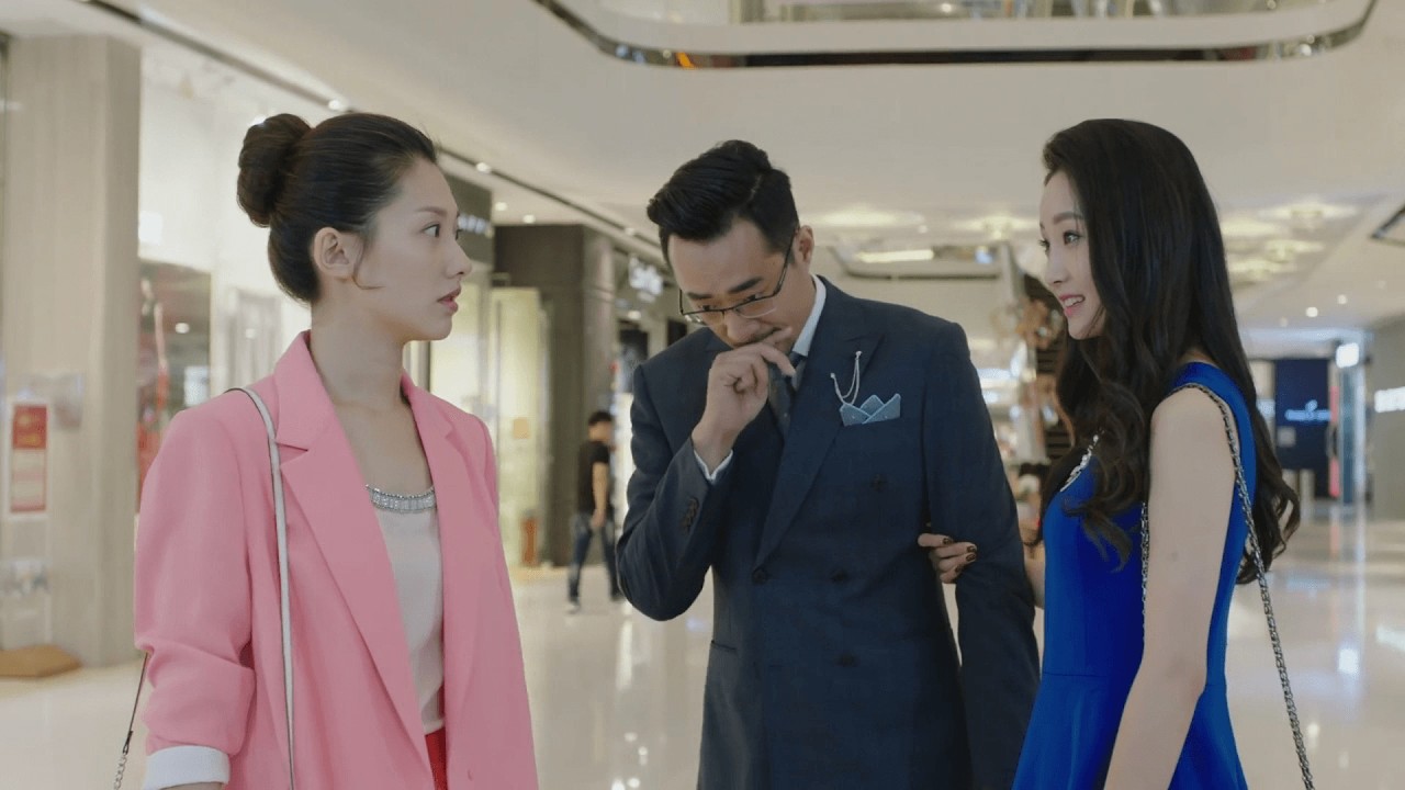 丈夫陪小三逛商场,怎料偶遇妻子,丈夫慌了!💕#婚姻 #爱情 #情感 #drama #剧情 #家庭伦理 - YouTube
