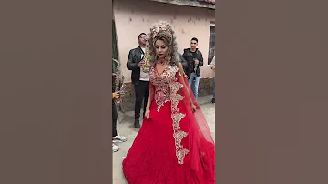 اغرب عرسان باللباس الاحمر دبكة رقص 
