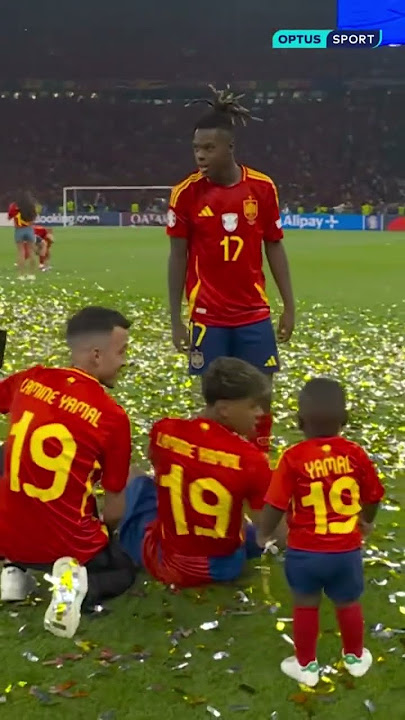 Lamine y su hermano pequeño con Nico😂
