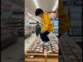 子供がスーパーの弁当を踏みつけてキレる店員