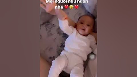 Công chúa Lisa vừa mỉm cười vừa vẫy tay chúc mọi người ngủ ngon trong vòng tay mẹ Hồ Ngọc Hà