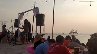 story wa & ig sedang di pinggir pantai bali sunset