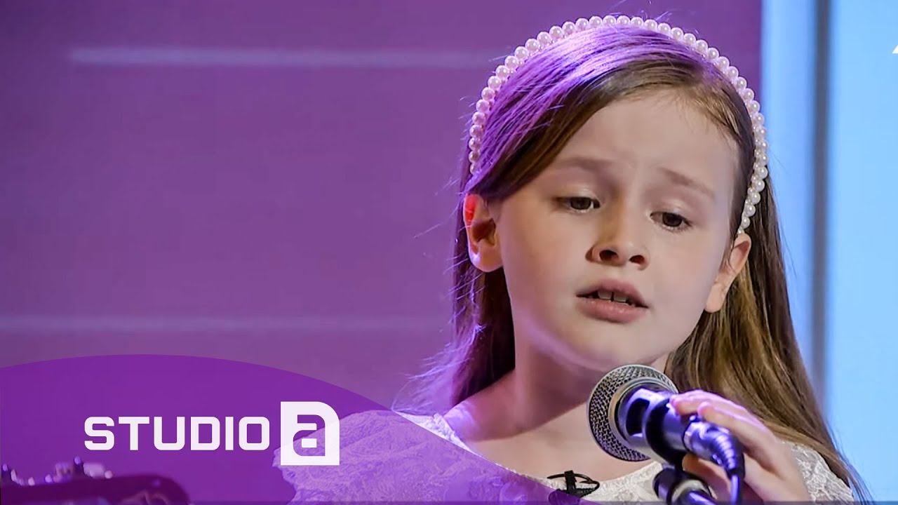 7-Vjeçarja Erina me zërin e saj të mrekullueshëm këndon këngë për mësuesen - Studio A
