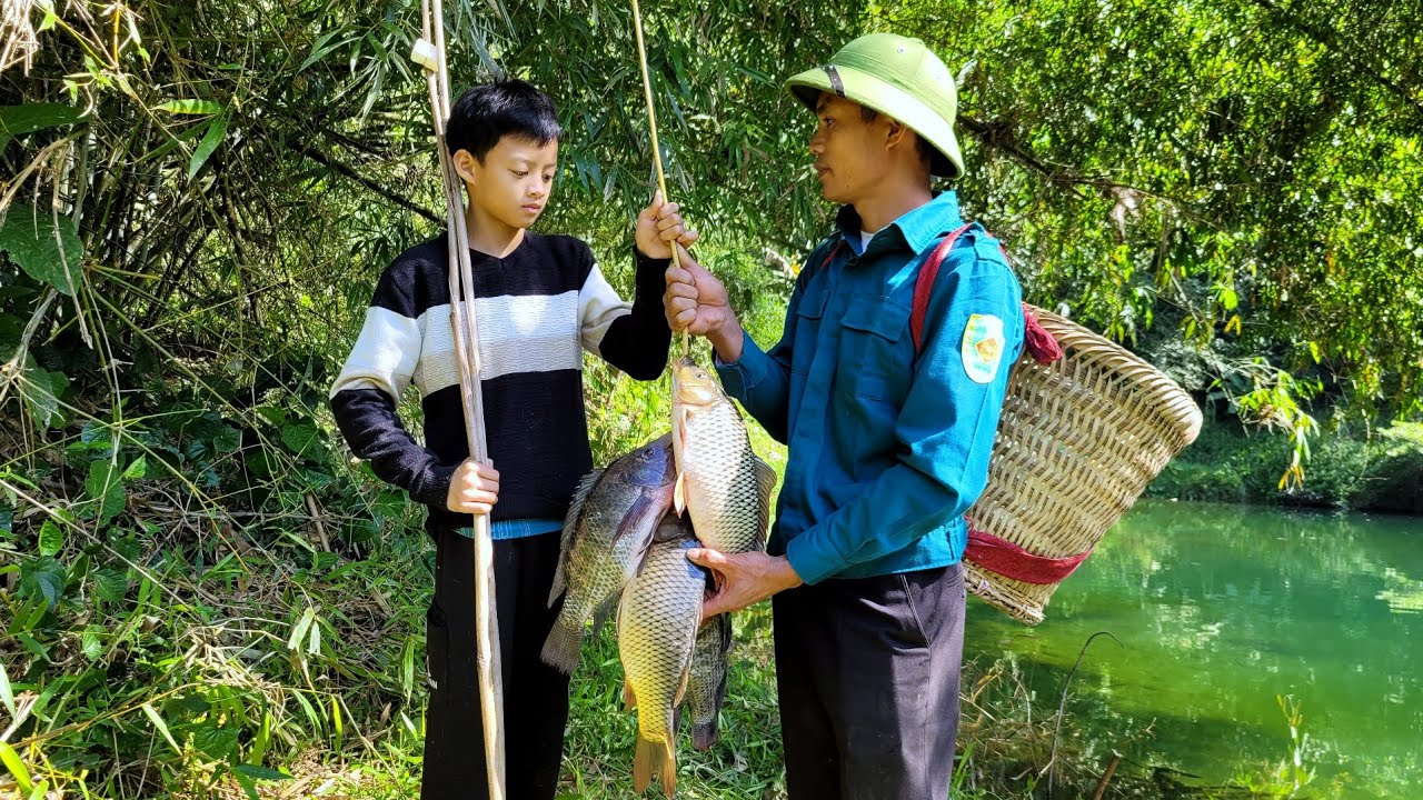 Fishing skills, boy Dat and policeman Hưng fished in the stream, caught 15kg of giant carp