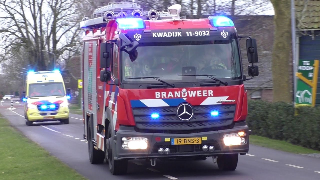 Hulpdiensten met spoed onderweg naar een gekantelde vrachtwagen in Middelie