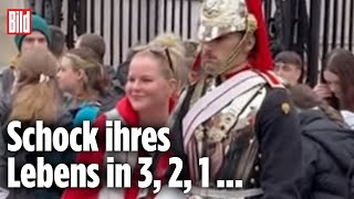 Palastwache in London rastet komplett aus, als Touristin zu nahe kommt screenshot 3