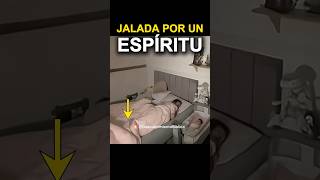 Mujer Siendo Jalada por un Espíritu en la Noche.