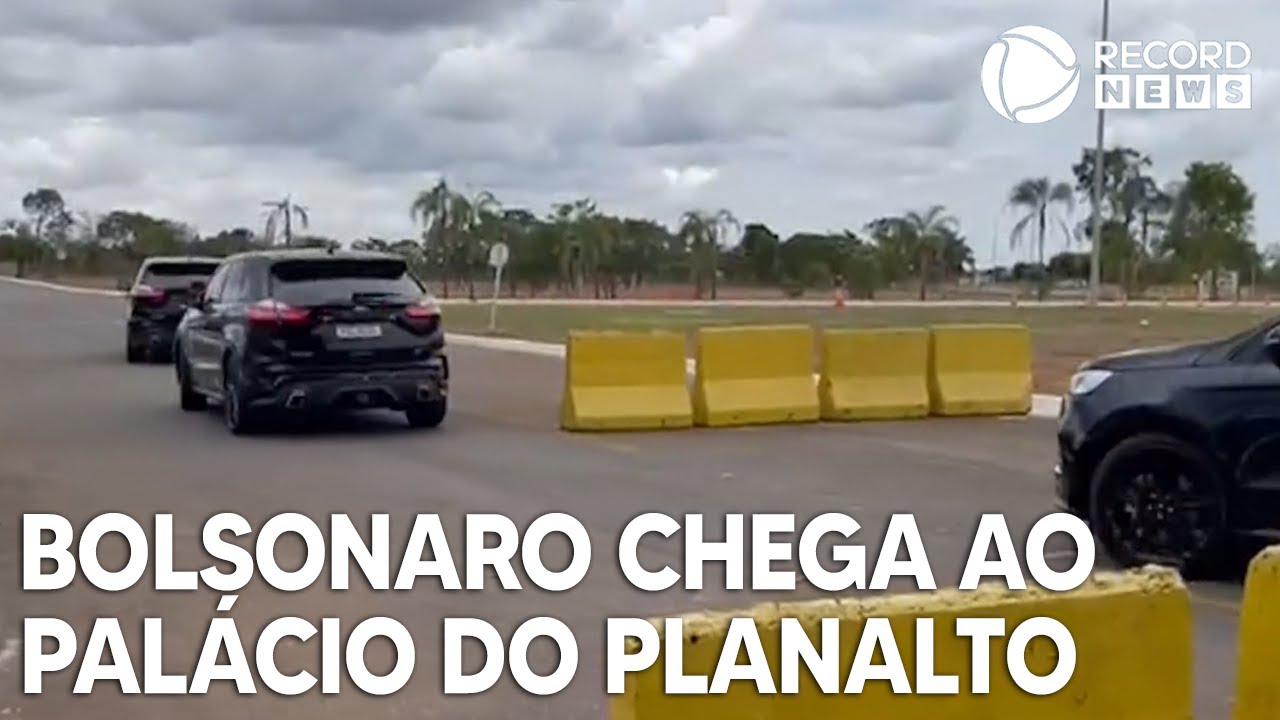 Bolsonaro chega ao Palácio do Planalto sem comentar resultado da eleição