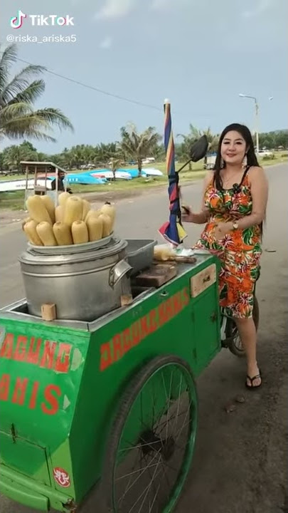 cewek cantik penjual jagung manis