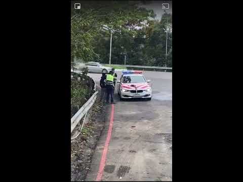 台灣國道上警察壓制精神異常民眾