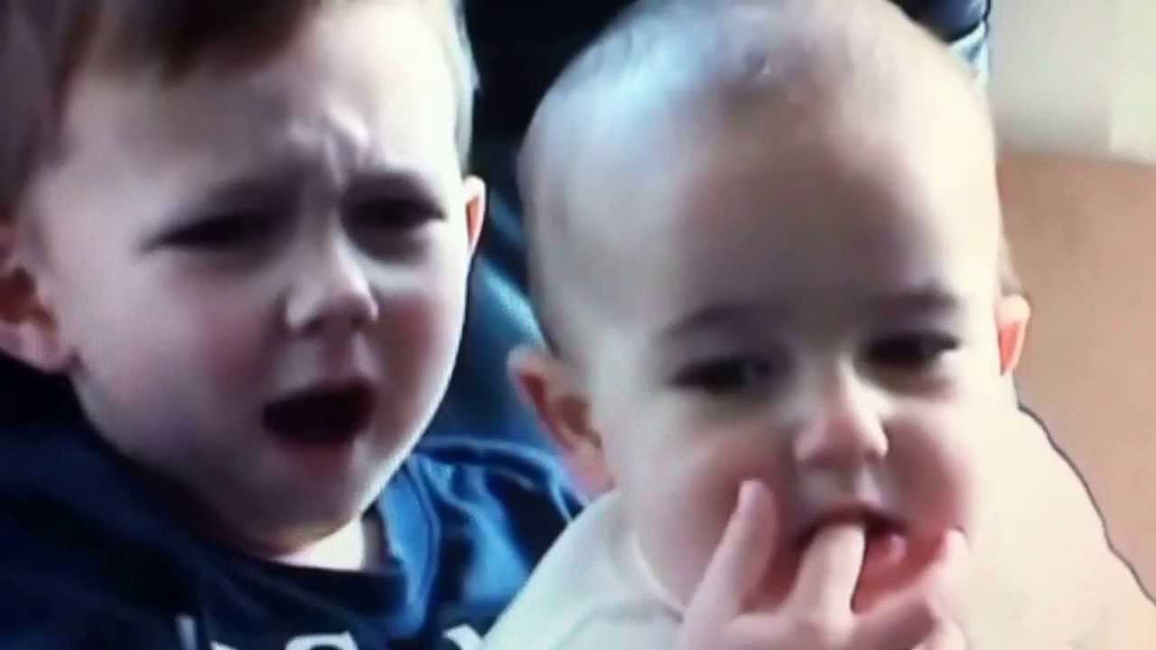 Kleines Kind beißt Bruder auf dem Finger