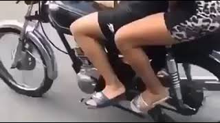 Mujer levantando un motor