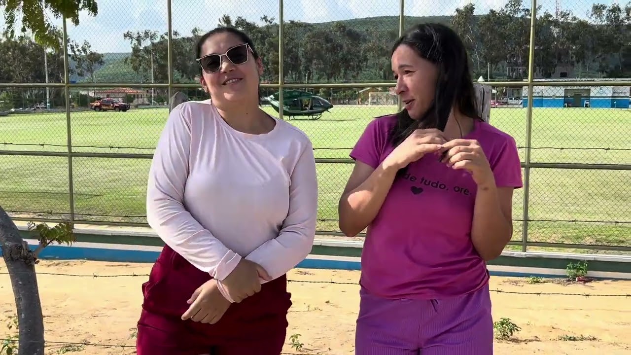 Duas matutas andando juntas 