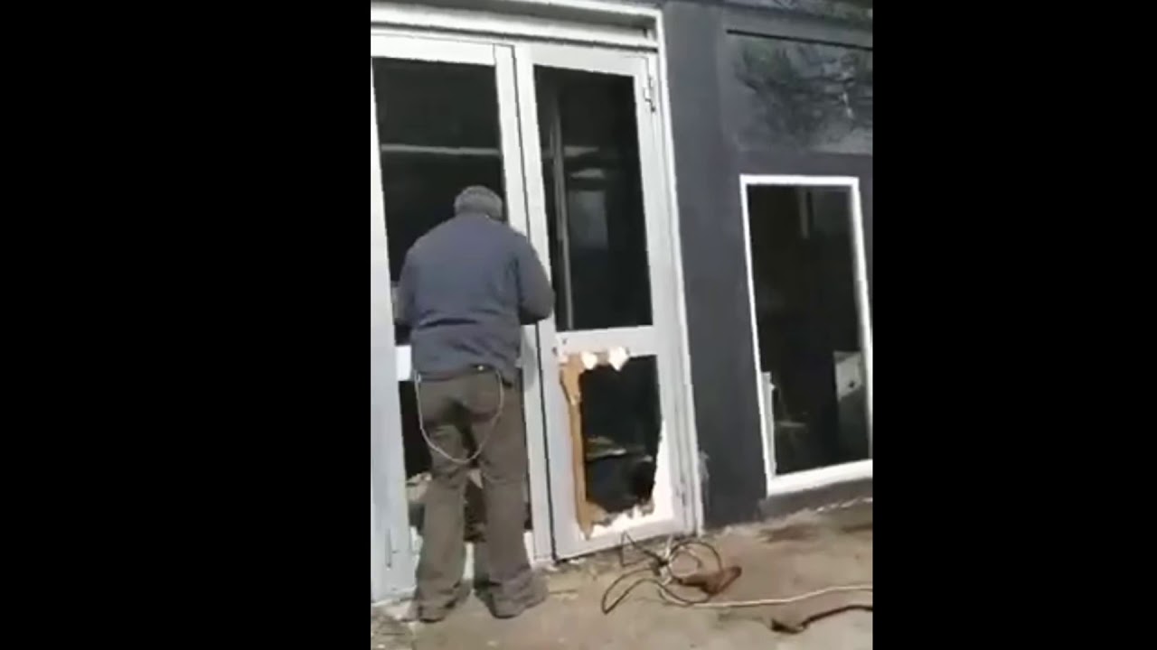 Депутаты Фукс и Куценко повешены на здании кожвендиспансера в Запорожье - Тезис ТВ - Tezis TV