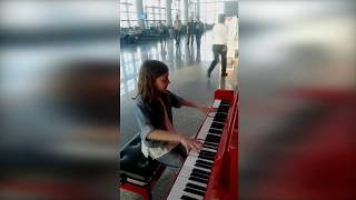 10 YEARS OLD GIRL PLAYS WEDDING MARCH AT AIRPORT