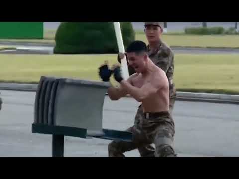 Видео: Apresentação de artes marciais dos soldados da Coreia do Norte