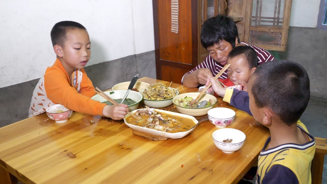 兒媳去城裏，農村婆婆帶三個孩子，煮紅燒魚，孩子說比賣的好吃