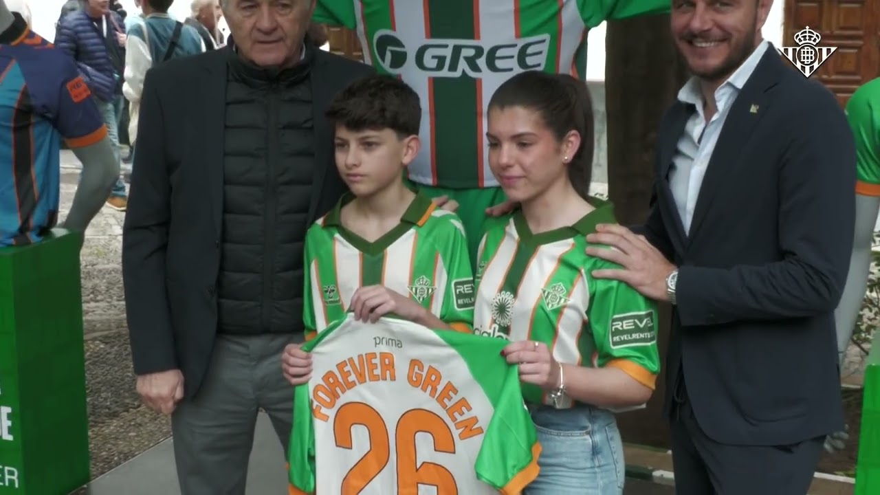 Primera camiseta fabricada con naranjas para poner en valor el patrimonio natural urbano