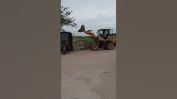 Máy xúc múc cát xây lên công nông ba bánh chuyển đi công trình#shorts