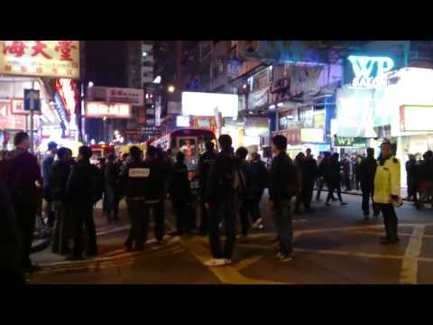 佔中雨傘運動: 警察在快富街鳩嗚區出示黃旗, 表示可能採取拘捕行動 20/12/2014