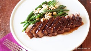Жареная утиная грудка с медом и салатом из зеленой фасоли с фундуком Жареная утиная грудка с медом и салатом из зеленой фасоли с фундуком