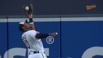 NYY@BAL: Jones makes over-the-shoulder catch