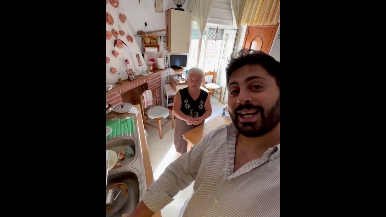Nonna Angelina ci porta a casa sua a Rocca Cilento e ci mostra come cucinare i cannoli cilentani.