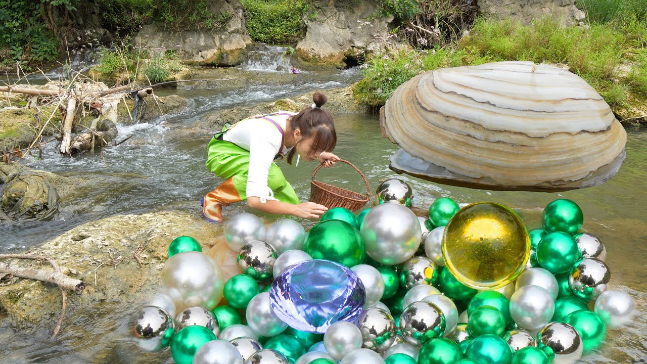 By the dreamy river, a girl picks up a giant clam, unveiling the dazzling prelude of pearls
