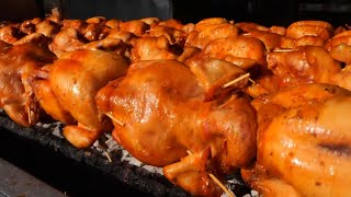 泰国街头的炭火烤鸡，每天刚开门就排队购买，几百只都不够卖！