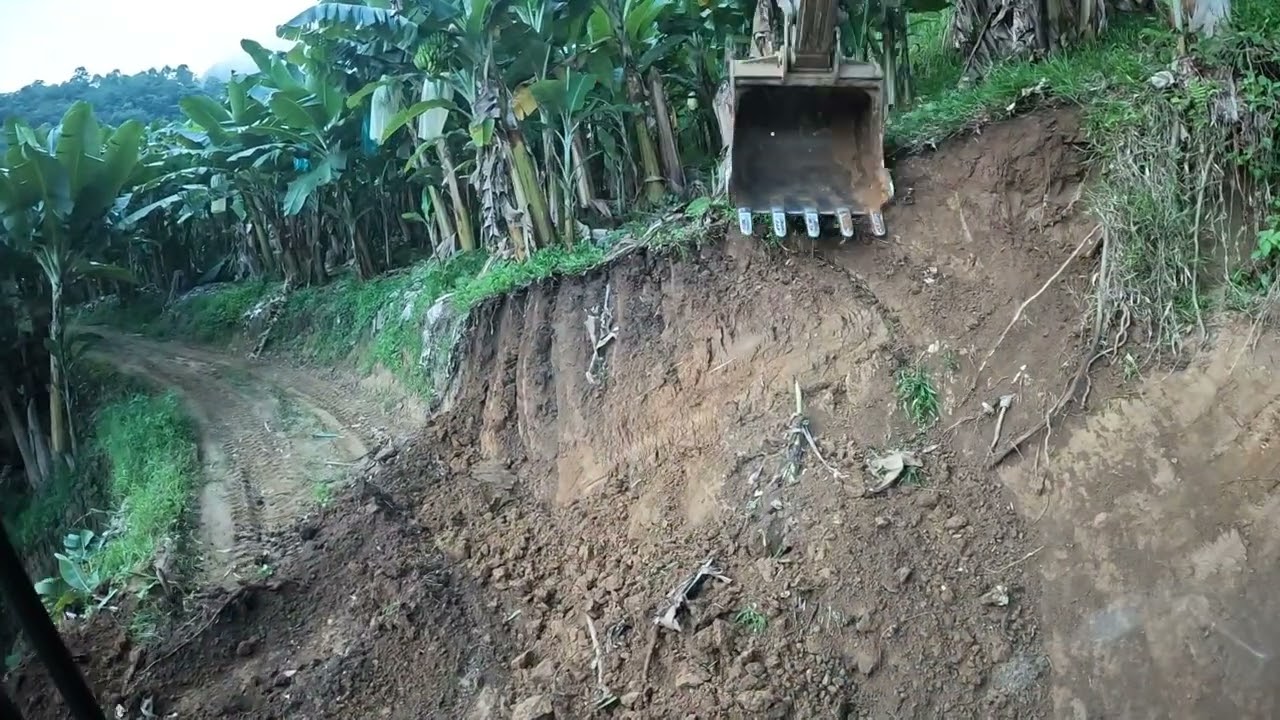 Escavadeira limpando barreiras de estrada 😅😅✌️🚀🚀🇧🇷