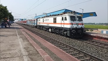Dangerous  Howrah To New Delhi Duronto Express With Hog P-7 Crossing Bardhaman Howrah Chord Local