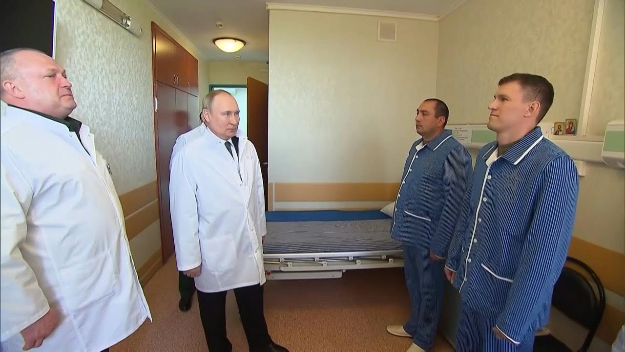 Putin visita soldados russos feridos na Ucrânia | AFP Putin visita soldados russos feridos na Ucrânia | AFP