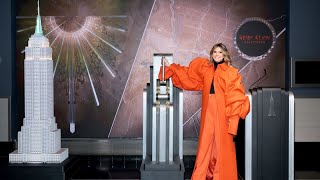 HEIDIライトトラップ Heidi Klum Lights Up The Empire State Building For Halloween - YouTube