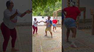 El juego del balón ⚽️ 🤭 #funny #humor #comedy #enbuscadelosmejoresprecios