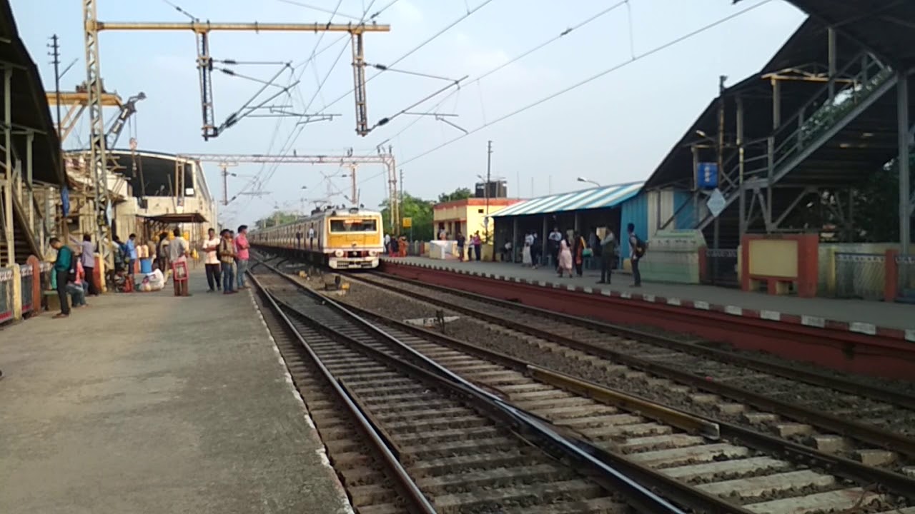 Sealdah Dankuni Local arriving at Baranagar Road Station