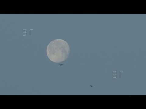 Видео: Защо луната свети през нощта