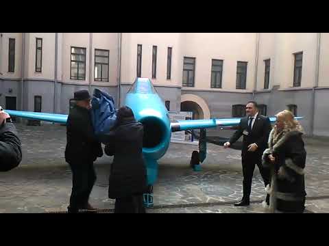 Momentul dezvelirii avionului YAK 17 UTI recondiționat și expus la Iași stirile sportive