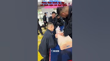 Đang thực hành ép tim với hình nộm mà bạn khóc