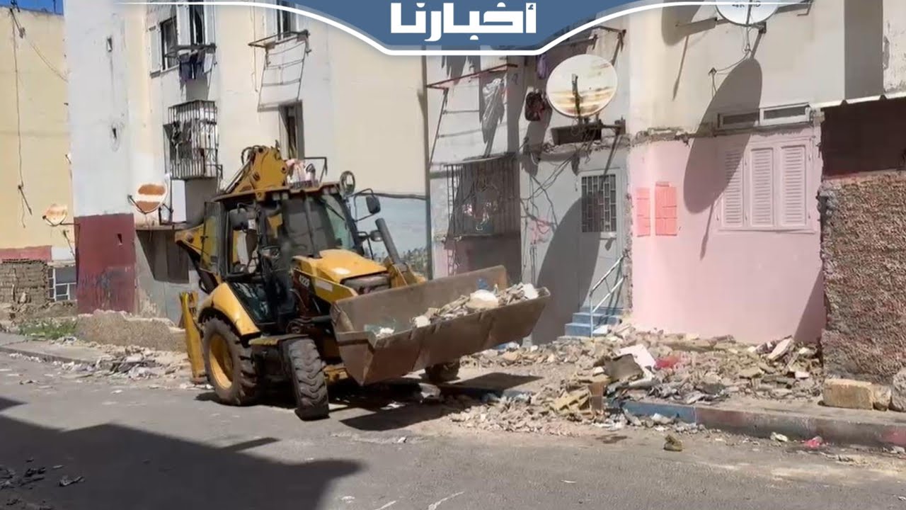 بنيت بطريقة غير قانونية...حملة لتحرير الملك العام تهدم مجموعة من واجهات المنازل بالحي المحمدي