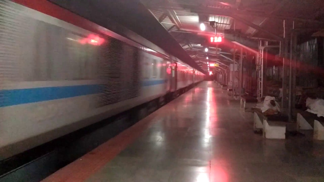 12431 TVC NZM Rajadhani Express destroys Tirur at flat mps