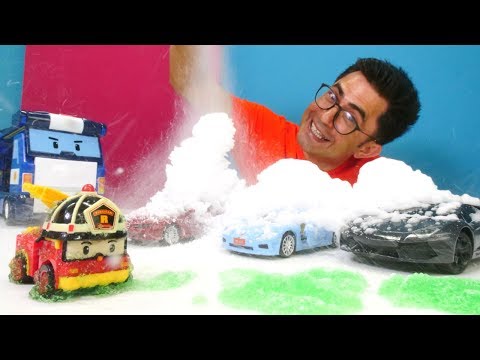 Robocar Poli oyuncakları. Roy kedi kurtarırken bataklığa düşüyor