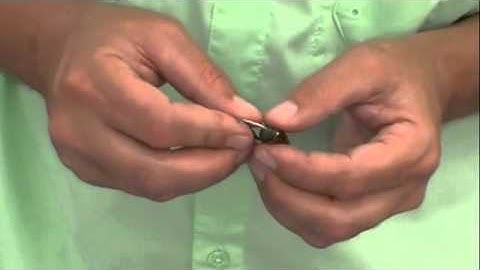 IRISHWATERDOGS - Attaching lure to Jig head - Close up.