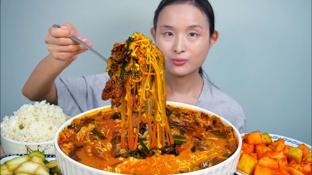 얼큰한 차돌해장국에 소면 밥 듬뿍 말아서 먹방