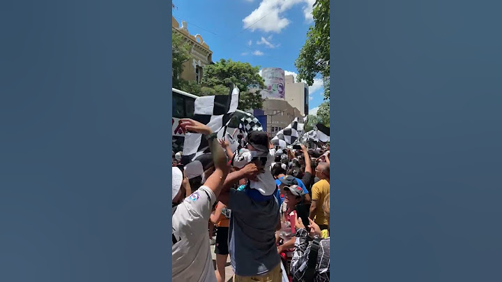 Una multitud de hinchas recibió al plantel de Central Córdoba en la Plaza Libertad