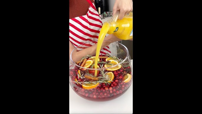 ❄️Recipe here👇🏻☃️ . . . Save this punch recipe for your next holiday