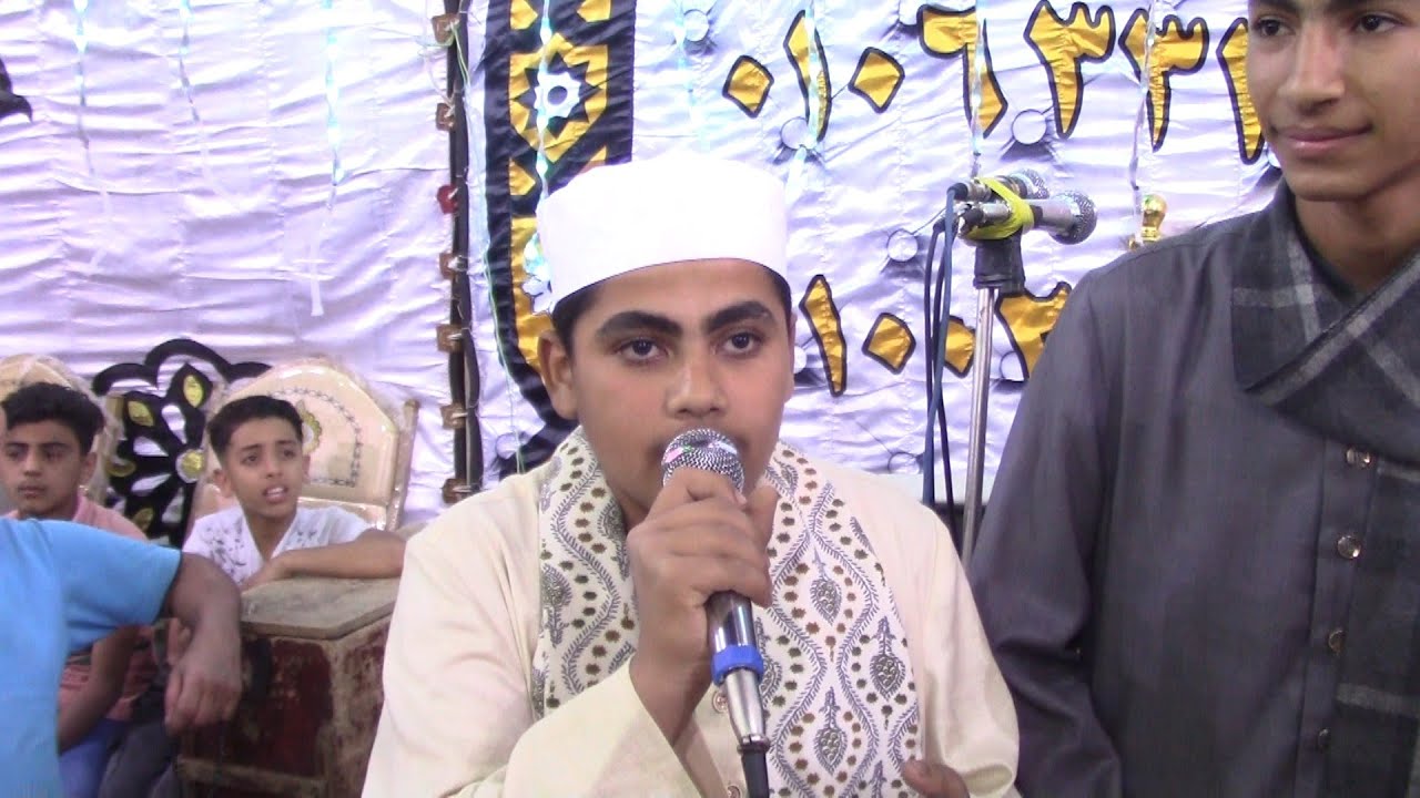 شابان  اخدا المايك من الشيخ شعبان عبد الجيد ومدح  الرسول فابهرم الجاضرين بصوت ملائكى