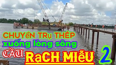 Cầu Rạch Miễu 2 : Chuyển ống thép xuống dòng sông Tiền , chuẩn bị xây trụ đầu tiên ở giữa sông .