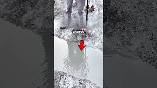 Comprobar la profundidad de un charco con un palo #shorts #experiment #dangerous